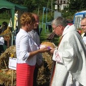Starostowie dożynek: Edyta Wałęsa i Mariusz Piórkowski jako dar ołtarza ofiarowali bochen chleba wypieczony z ziaren tegorocznych zbiorów