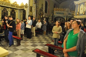 W karmelitańskim czuwaniu uczestniczyło około 100 osób z różnych stron Polski