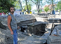 Na zdjęciu archeolog Grzegorz Barczyk. Prace wykopaliskowe pokazują, że Radom w okresie Jagiellonów był ważną twierdzą naszego państwa