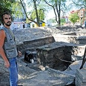 Na zdjęciu archeolog Grzegorz Barczyk. Prace wykopaliskowe pokazują, że Radom w okresie Jagiellonów był ważną twierdzą naszego państwa