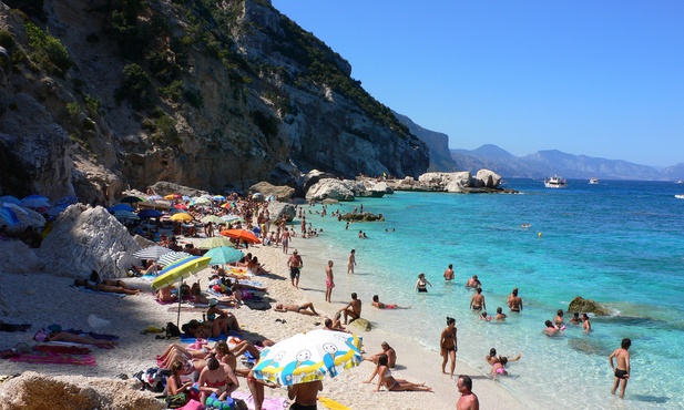 Wylądowali wśród parasoli na plaży