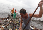  22.08.2013 Filipiny. Zatrudnieni przez rząd pracownicy oczyszczają zatokę w Manili ze śmieci naniesionych podczas ulewnych deszczów. W wyniku klęski żywiołowej zginęło 15 osób, a ponad milion zostało poszkodowanych 