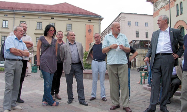 Kraków. Plac Szczepański. Ogłoszenie powołania „Sieci solidarności”. Pierwszy od prawej Edward Nowak, drugi Maciej Mach 