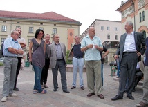 Kraków. Plac Szczepański. Ogłoszenie powołania „Sieci solidarności”. Pierwszy od prawej Edward Nowak, drugi Maciej Mach 