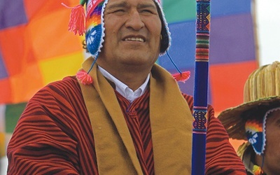 Evo Morales często przebiera się za indiańskiego wodza, jak 16 grudnia 2012 r. podczas uroczystości nad jeziorem Titicaca