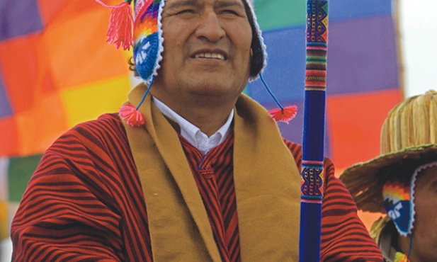 Evo Morales często przebiera się za indiańskiego wodza, jak 16 grudnia 2012 r. podczas uroczystości nad jeziorem Titicaca