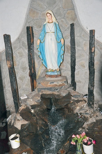 Matka Boża z Subukii  – przybywa do Niej rocznie  ok. 80 tys. Kenijczyków.  Poniżej figury – cudowne źródełko. Spalone pale po bokach, symbolizują zniszczenie,  do jakiego dochodzi,  gdy ludzie odtrącają Boga 