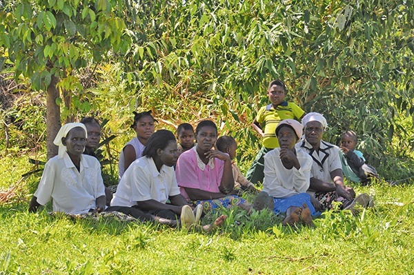 Kenijskie kobiety, zawsze barwne, eleganckie, na wsiach trzymające się razem 