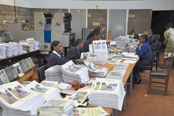 Kolbe Press, franciszkańska drukarnia i wydawnictwo to już od 20 lat skuteczne  i cenione narzędzie  ewangelizacji w Kenii.  Na zdjęciu praca  przy kalendarzach na 2014 rok 