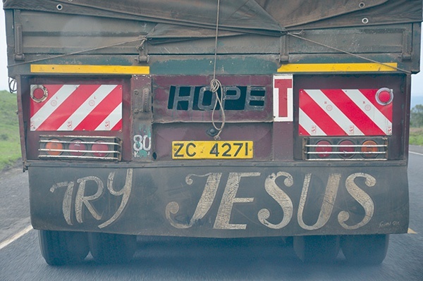 "Try Jesus” (Wypróbuj Jezusa), a powyżej „Hope” (Nadzieja). W Kenii wiara jest deklarowana barwnie i na wiele sposobów