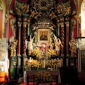  Obraz Maryi z Dzieciątkiem znajduje się w ołtarzu głównym rychwałdzkiej świątyni od 1756 r.