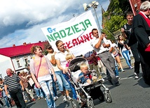W pielgrzymce trzeźwości na Górę Polanowską coraz liczniej uczestniczą całe rodziny 