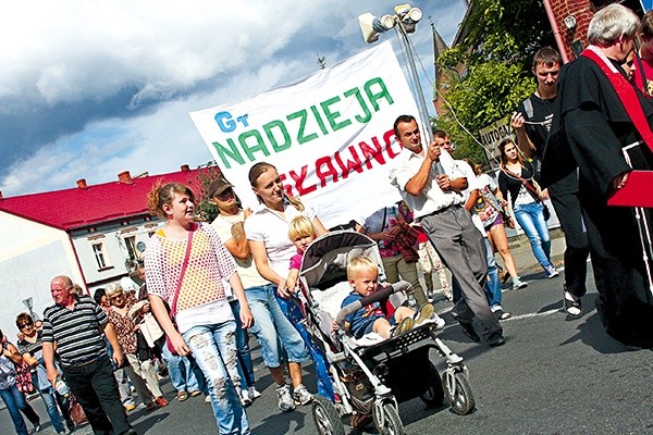 W pielgrzymce trzeźwości na Górę Polanowską coraz liczniej uczestniczą całe rodziny 