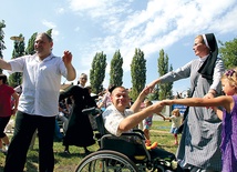  Siostry nazaretanki, troszcząc się o niepełnosprawnych, organizują świetne zabawy dla całych rodzin