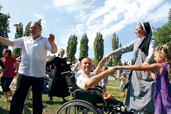  Siostry nazaretanki, troszcząc się o niepełnosprawnych, organizują świetne zabawy dla całych rodzin