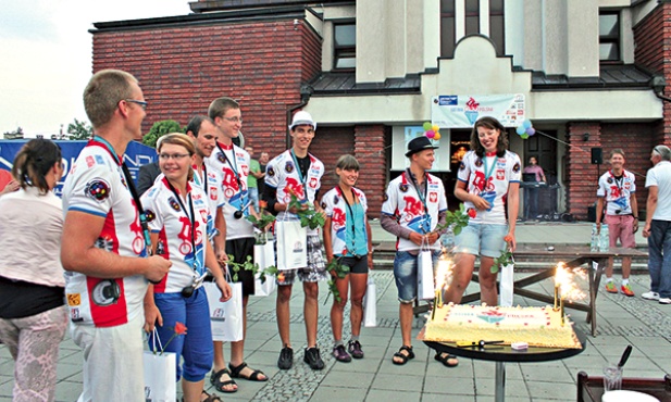  Na powitanie w Pyskowicach na uczestników wyprawy czekał tort