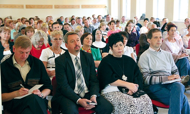  Spotkanie w każdym mieście rozpoczynało się Mszą św. pod przewodnictwem bp. Stefana Regmunta. Po niej był czas m.in. na wykład i komunikaty dotyczące katechezy