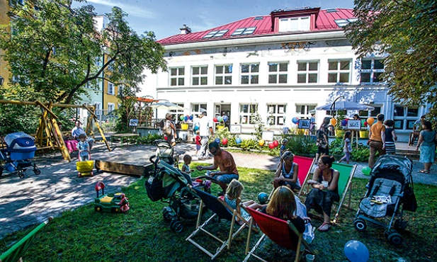  Kawa, leżak, książka w środku miasta? Czemu nie. W „Stu pociechach” każdy znajdzie lekarstwo na troski