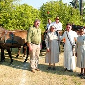 Ksiądz Wiesław z siostrami Dalią i Teodorą na misyjnym pikniku. Z lewej Zygmunt Cholewiński