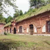  – Te zwyczajnie wyglądające koszary fortu to niemy świadek śmierci tysięcy ludzi 