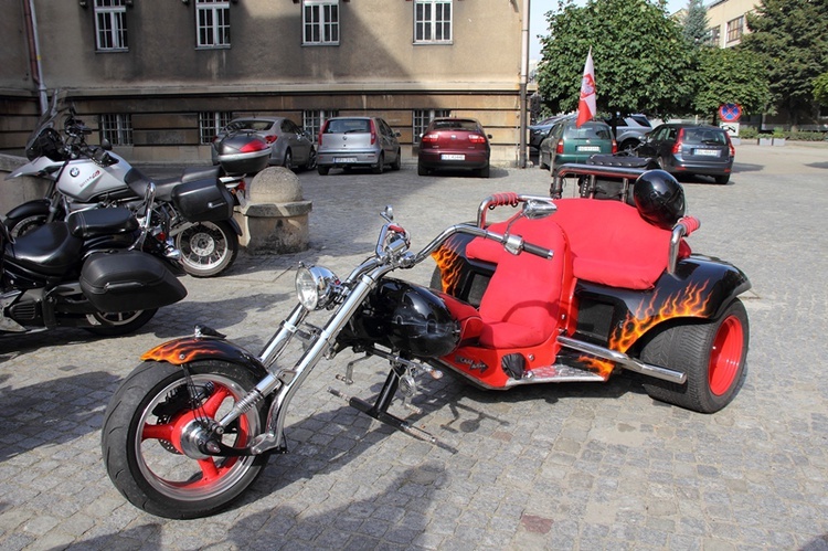 Motocykliści przed kurią