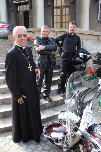 Motocykliści przed kurią