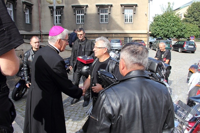 Motocykliści przed kurią