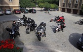 Motocykliści przed kurią