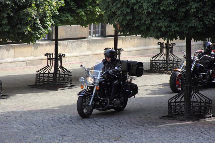 Motocykliści przed kurią