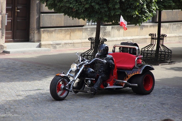 Motocykliści przed kurią