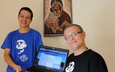Łukasz Celuch (z lewej) i Tobiasz Kleczaj zapraszają do modlitwy za siebie nawzajem