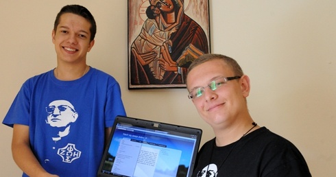Łukasz Celuch (z lewej) i Tobiasz Kleczaj zapraszają do modlitwy za siebie nawzajem