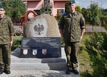 Pod pomnikiem bohaterów "szarży arcelińskiej" zaciągnęli wartę członkowie płońskiego "Strzelca" 