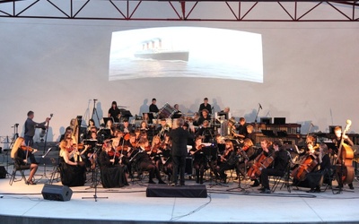 Młodzieżowa Orkiestra Symfoniczna "Sonus" i Zespół Perkusyjny "Żyrardowskie Uderzenie" w trakcie wykonywania tematu muzycznego z filmu "Titanic"