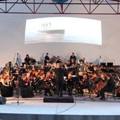 Młodzieżowa Orkiestra Symfoniczna "Sonus" i Zespół Perkusyjny "Żyrardowskie Uderzenie" w trakcie wykonywania tematu muzycznego z filmu "Titanic"