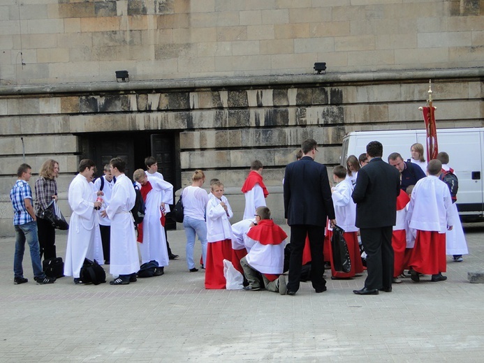 Ministranckie pielgrzymowanie do katedry cz. 1.