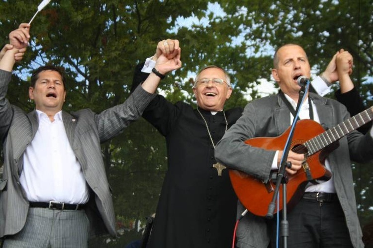 Biskup Edward Dajczak na scenie. Słupski "Marsz dla Jezusa" zakończył się na Placu Zwycięstwa, a uczestnicy zaśpiewali tam m.in. "Abba Ojcze"