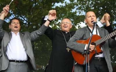Bp Edward Dajczak na scenie na Placu Zwycięstwa, gdzie zakończył się "Marsz dla Jezusa". Uczestnicy zaśpiewali tam m.in. "Abba Ojcze".