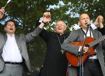 Bp Edward Dajczak na scenie na Placu Zwycięstwa, gdzie zakończył się "Marsz dla Jezusa". Uczestnicy zaśpiewali tam m.in. "Abba Ojcze".