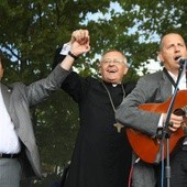 Bp Edward Dajczak na scenie na Placu Zwycięstwa, gdzie zakończył się "Marsz dla Jezusa". Uczestnicy zaśpiewali tam m.in. "Abba Ojcze".