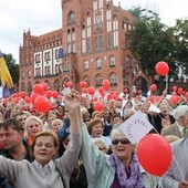 Uczestnicy słupskiego "Marszu dla Jezusa" śpiewają "Abba Ojcze" na Placu Zwycięstwa