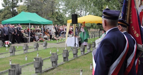 Msza św. polowa na cmentarzu wojennym w Łowiczu
