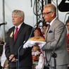 Za chleb dziękują gospodarze Dożynek Tadeusz Wojciechowski (z lewej) i Andrzej Kopania