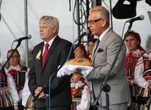 Za chleb dziękują gospodarze Dożynek Tadeusz Wojciechowski (z lewej) i Andrzej Kopania