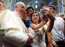 Papież pozuje do zdjęcia ze spotkaną w bazylice św. Piotra grupą młodzieży z diecezji Piacenza