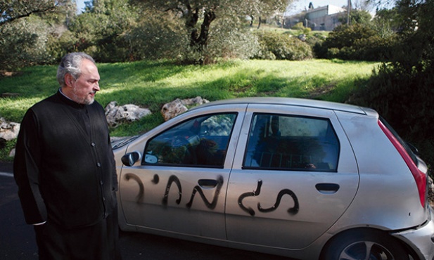 Napis „Tag menhir”, czyli „Cena do zapłaty”, na samochodzie opata greckokatolickiego klasztoru w Jerozolimie. To hasło antychrześcijańskiej kampanii prowadzonej przez popieranych przez izrealski rząd żydowskich kolonistów