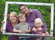 Magdalena i Piotr Lebkowie  nauczycielka i informatyk, rodzice Tomka i Emilki