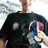 Podinsp. Maciej Wojciechowski od 16. roku życia uprawia biegi. Na zdjęciu prezentuje medale zdobyte na poszczególnych olimpiadach