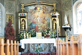 W głównym ołtarzu znajduje się obraz Świętej Rodziny ze Świętą Trójcą
