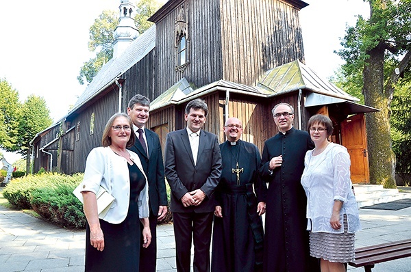  Przedstawiciele rady parafialnej razem ze swoim proboszczem ks. Bąkiem (drugi po prawej) 